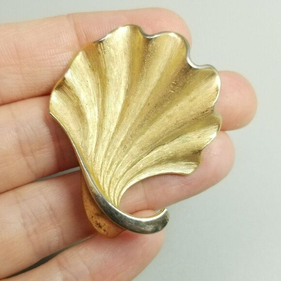 Vintage Crown Trifari Gold Tone Leaf Wave Shell Shape Brooch, Matte Gold Tone - Picture 6 of 7